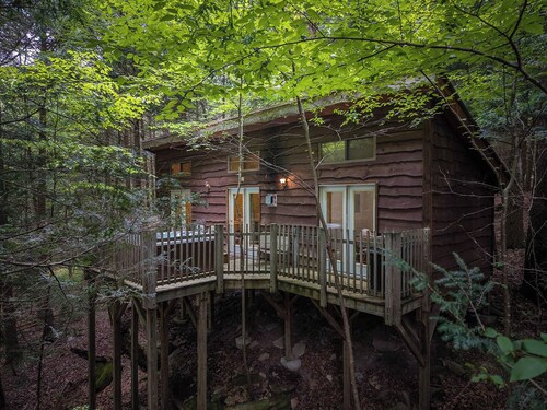 Hot Tub in the treetops with Timber Framed 2 bedroom cabin hidding in the woods
