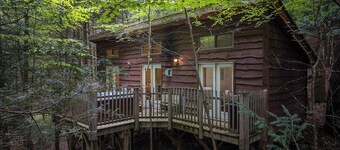Hot Tub in the treetops with Timber Framed 2 bedroom cabin hidding in the woods