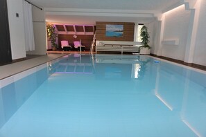 Luksustalo, oma kylpyhuone | Ulkouima-allas | Sisäuima-allas, lämmitetty uima-allas, aurinkotuoleja