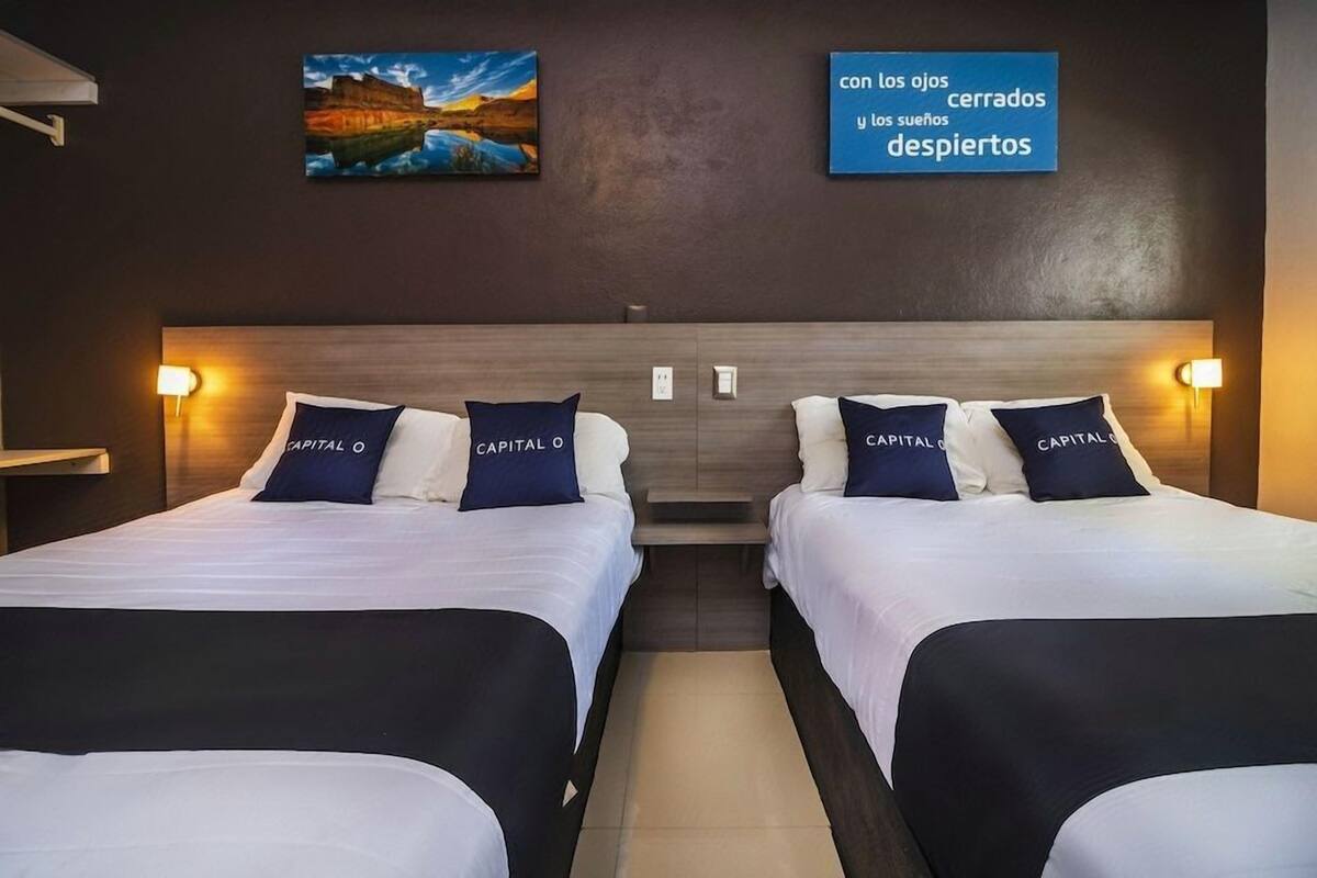 Escritorio, tabla de planchar con plancha, wifi gratis y ropa de cama 