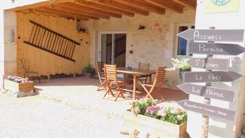 Suite (Le Saint Jacques) | Individually decorated, individually furnished, laptop workspace