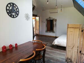 Individually decorated, individually furnished, laptop workspace - Le Puits de Garival (Tour-de-Faure)