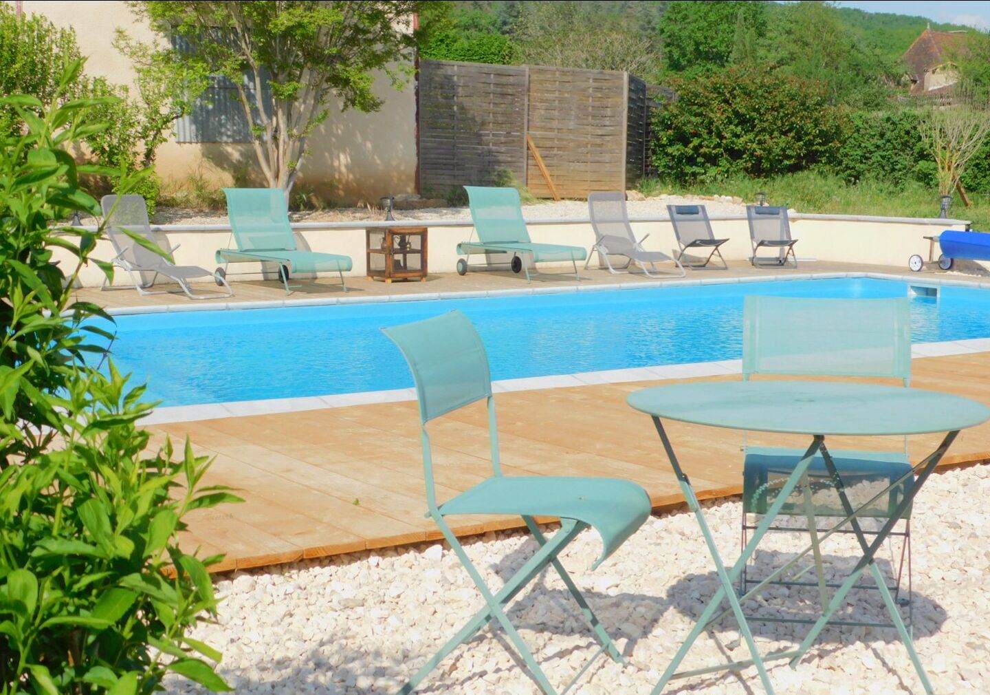 Außenpool (je nach Saison geöffnet), Liegestühle