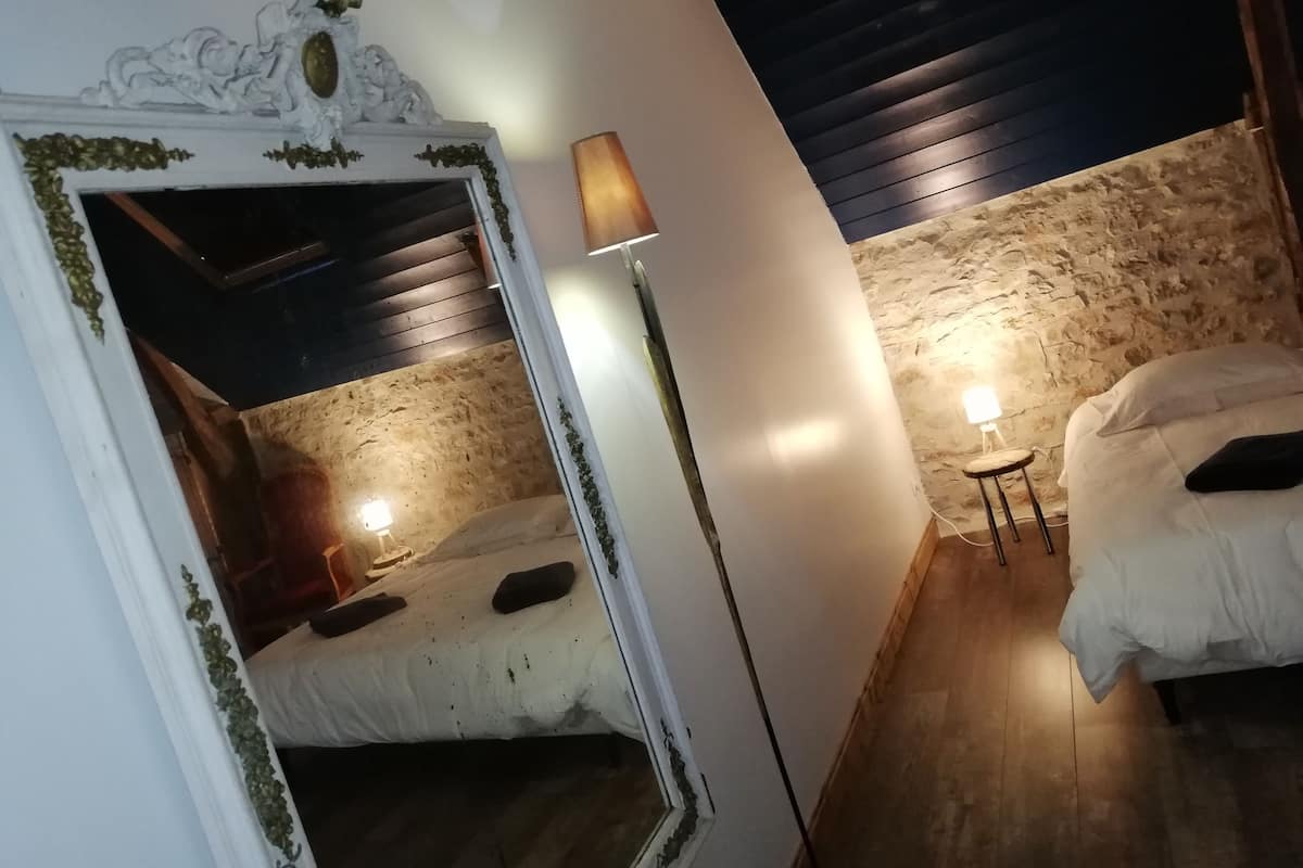 Suite | Laptop workspace, blackout drapes, WiFi (free), individually decorated