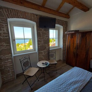 3 bedrooms, in-room safe, iron/ironing board, travel crib