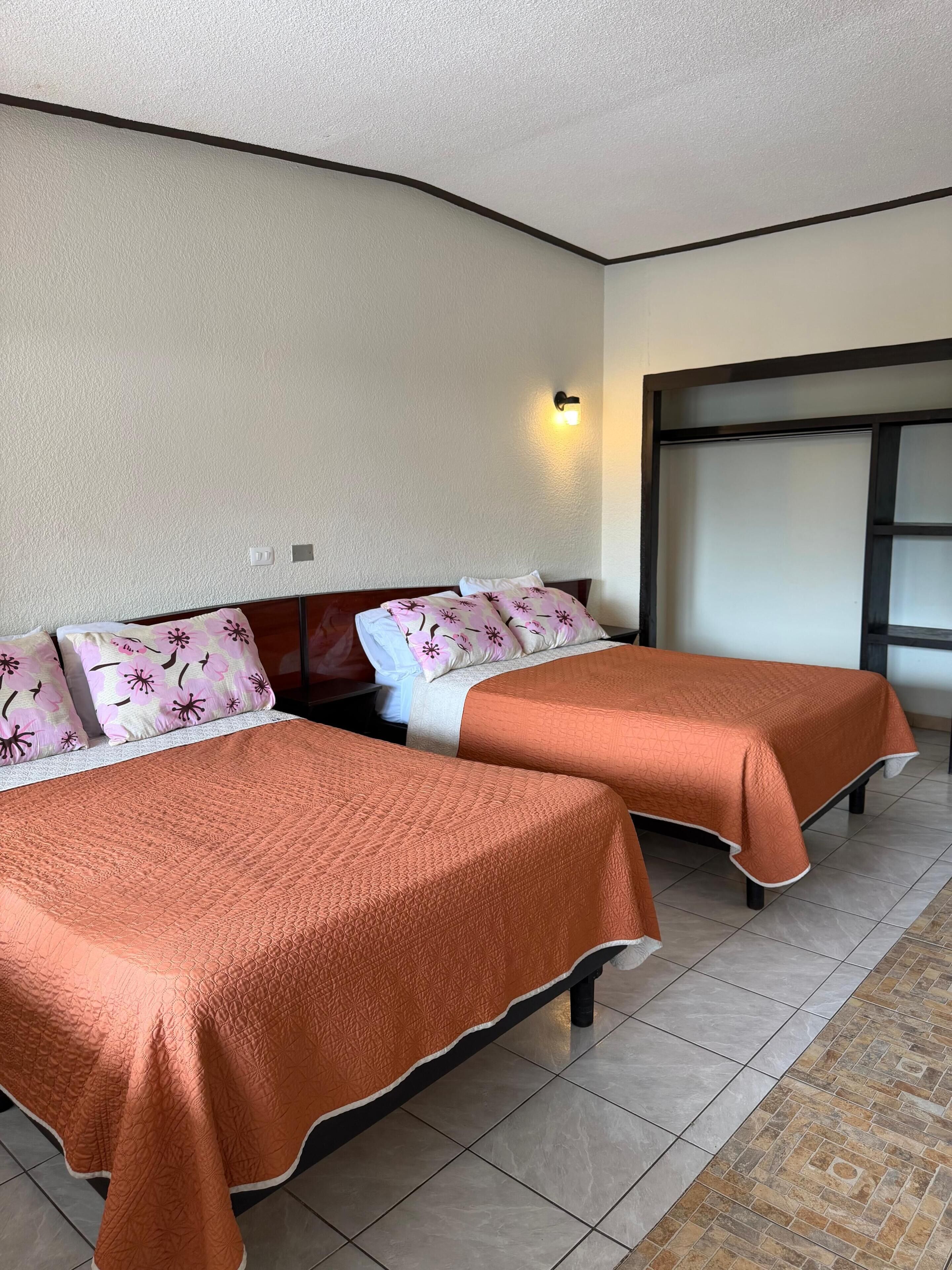 Habitación básica doble, 2 camas matrimoniales, acceso a la alberca | Ropa de cama de alta calidad, edredón, wifi gratis y ropa de cama 