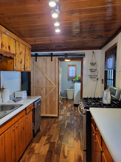 Cozy cabin close to trails!