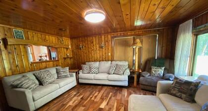 Cozy cabin close to trails!