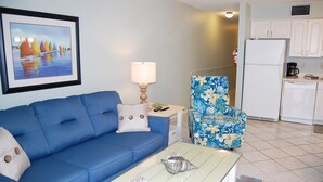 Apartment, 1 Queen-Bett und Schlafsofa, Balkon, Strandblick | Wohnzimmer