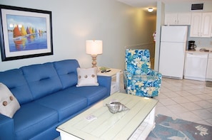 Condo, 1 cama Queen e sofá-cama, sacada, vista para a praia | Sala de estar | TV