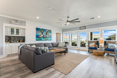 Sip 'N Sea - Built w/ All the Amenities & just a 3 minute walk to beach!