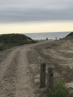 Playa en los alrededores, camastros y toallas de playa 
