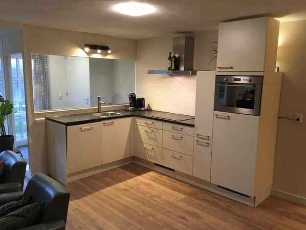 Geladeira, micro-ondas, fogão, cooktop