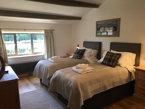 2 bedrooms, iron/ironing board, WiFi, bed sheets - A stylish Barn conversion with the perfect mix of industrial and country styling (Bradford-on-Avon)