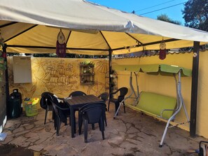Outdoor dining - Roman Tavern Studio Apartment (Anzio)