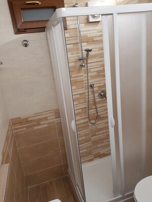 Dusche, Haartrockner, Bidet, Handtücher