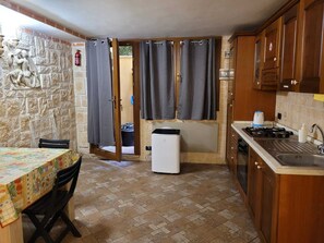 Frigorifero, forno, piano cottura, bollitore elettrico