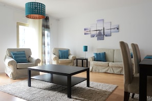 TV, books - Entrecampos 6, luxury T3 apartment with garage. (Lisboa)