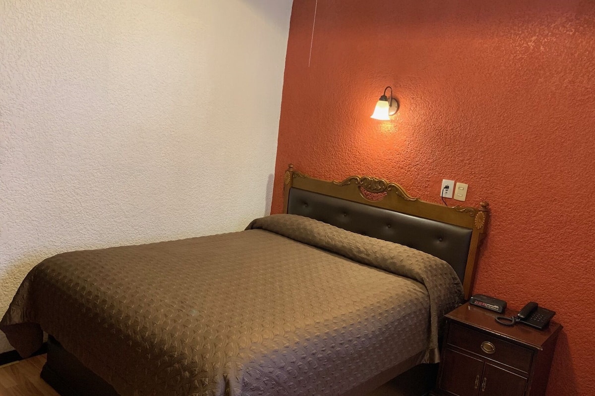 Standardzimmer | Bügeleisen/Bügelbrett, kostenlose Zustellbetten, kostenloses WLAN