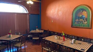 Desayuno completo diario (MXN 60 por persona)