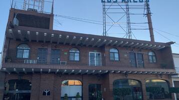 Vista frontal de la propiedad