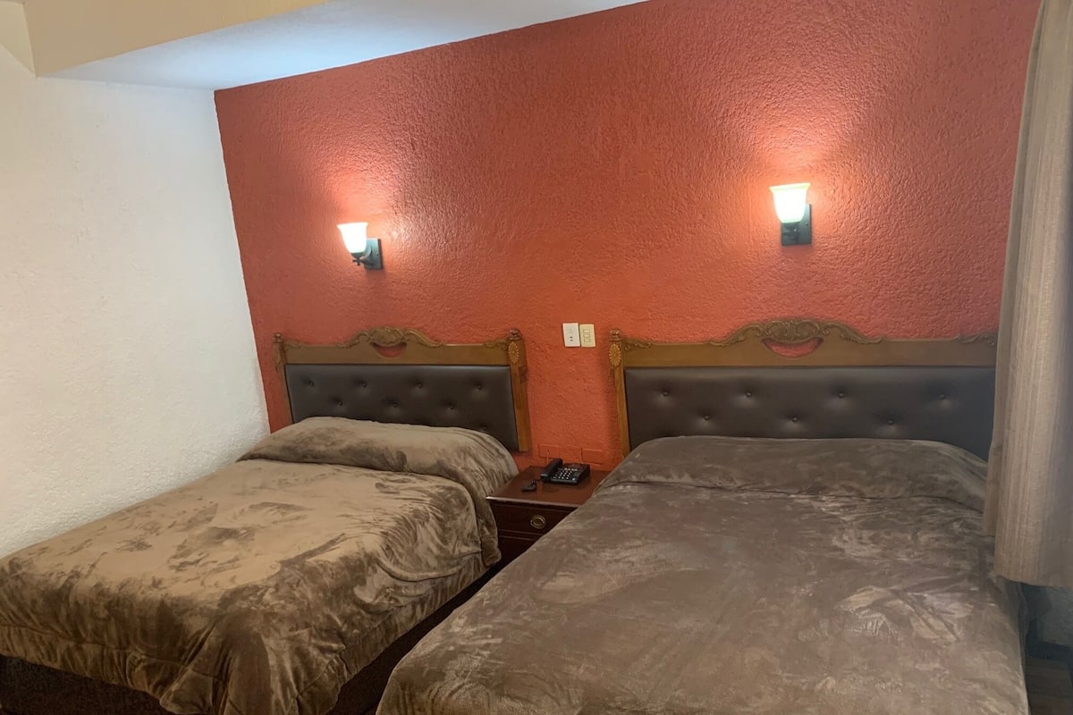 Standard-Doppelzimmer | Bügeleisen/Bügelbrett, kostenlose Zustellbetten, kostenloses WLAN