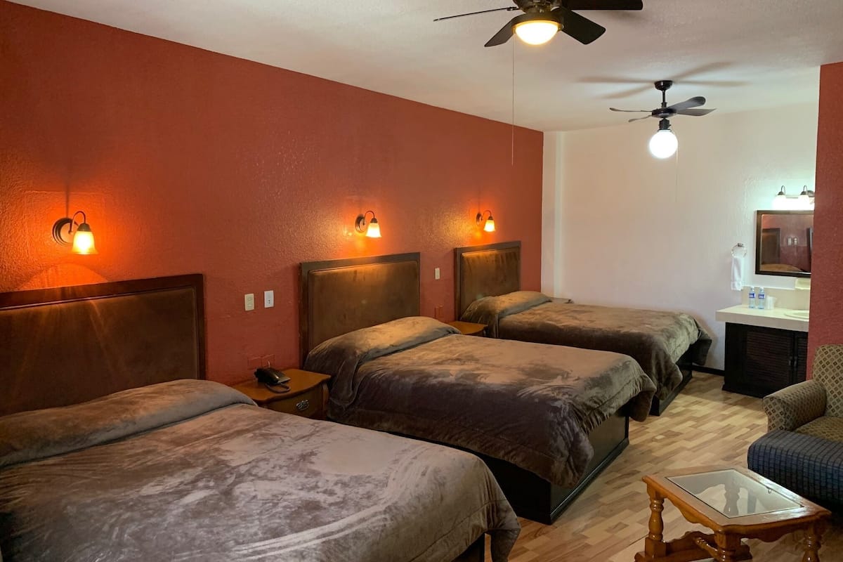 Dreibettzimmer | Bügeleisen/Bügelbrett, kostenlose Zustellbetten, kostenloses WLAN