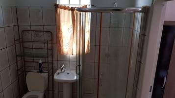 Studio Deluxe, 1 très grand lit, patio | Salle de bain | Douche, articles de toilette gratuits, serviettes fournies