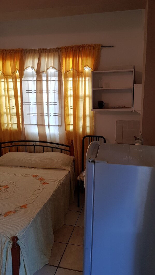 Estudio básico, 1 cama doble | Cocina básica privada | Microondas, placa de cocina y utensilios de cocina