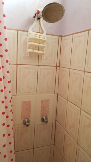 Deluxe Studio, 1 King Bed | Bathroom shower