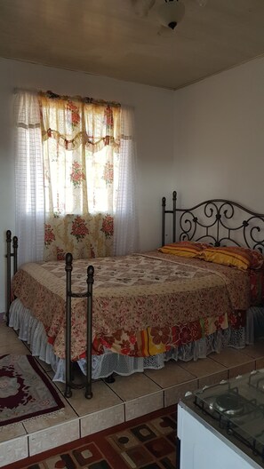 Comfort studio, 1 queensize bed, patio | Individueel gemeubileerd, een strijkplank/strijkijzer, gratis wifi