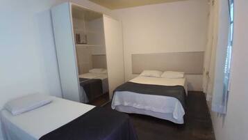 Quarto triplo | Espaço de trabalho para notebook, Wi-Fi de cortesia