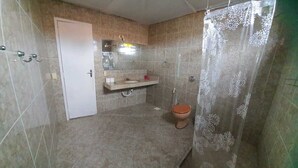 Chambre Quadruple Classique, salle de bains commune | Salle de bain