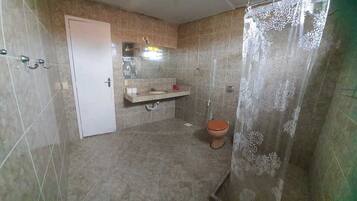 经典四人房, 公共浴室 | 浴室 | 淋浴设施、毛巾、肥皂、卫生纸