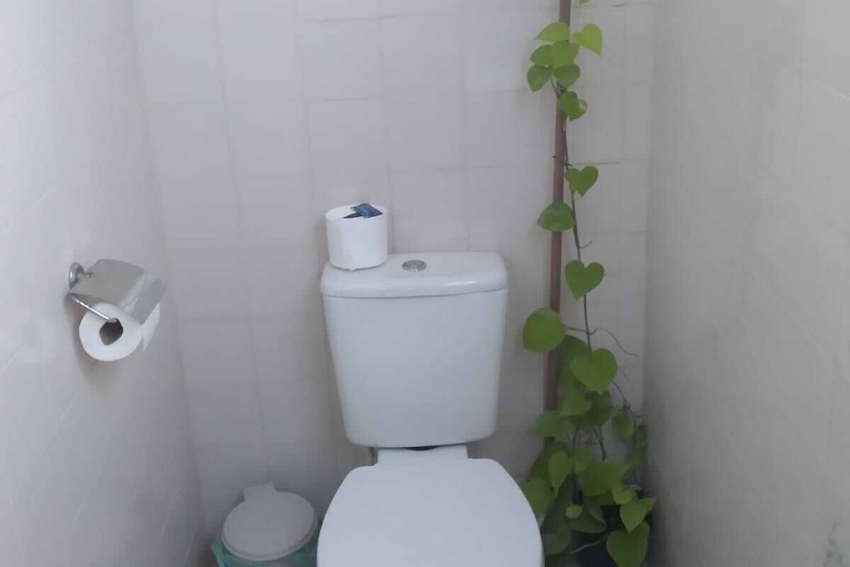 Quarto casal | Banheiro | Chuveiro, toalhas de banho, sabonete, papel higiênico