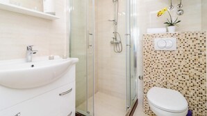 A modern bathroom with a glass-enclosed shower, a white sink, and a toilet. - Apartments A&M - Studio with Terrace and Sea View No. 2 (Mlini)
