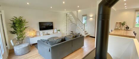 Televisión y chimenea