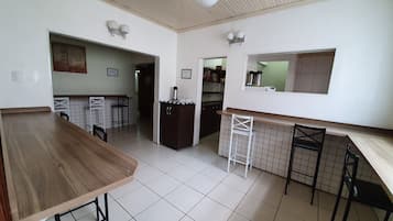 Café da manhã com buffet grátis todos os dias