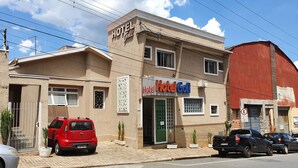 Un edificio con un letrero que dice 