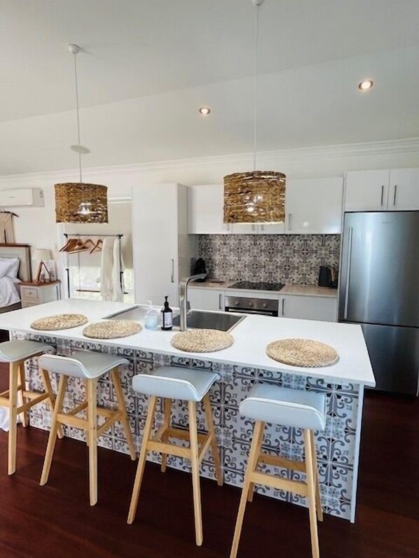 Réfrigérateur, micro-ondes, four, plaque de cuisson