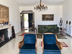 تلفزيون ذكي، مدفأة، مشغل دي في دي، كُتُب