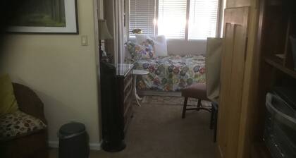 Cozy Location, close to the University and shopping , by the Greenbelt park