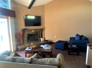Televisión y chimenea 