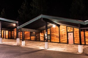 A building with a covered entrance and a wooden facade. - Charming 2-bedroom townhome in Incline Village close to mountain and restaurants (incline village)