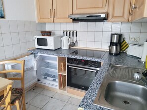 Réfrigérateur, four à micro-ondes, surface de cuisson, cafetière-théière