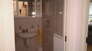 Douche, sèche-cheveux, serviettes fournies, savon