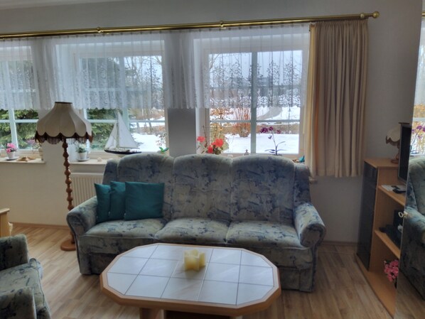 Televisión, reproductor de DVD, libros y estéreo 