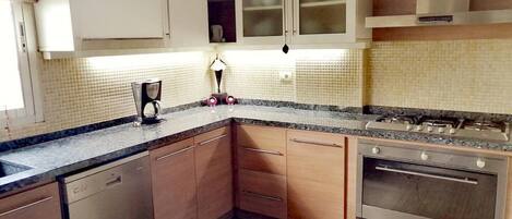 Micro-ondas, fogão, cooktop, talheres/pratos/utensílios de cozinha