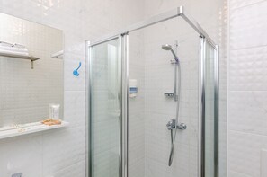 Dusche, Haartrockner, Handtücher