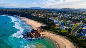 On the beach - 3 Dickinson Avenue - Absolute beachfront! (Bermagui)